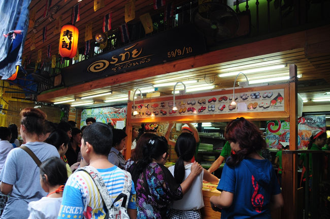 でも…<br /><br />この道で一番人気だったのは、な、なんと、お寿司やさん！ものすごい混んでいました。<br /><br />ビックリだー！<br /><br />さあ、次はどっちに行こう？