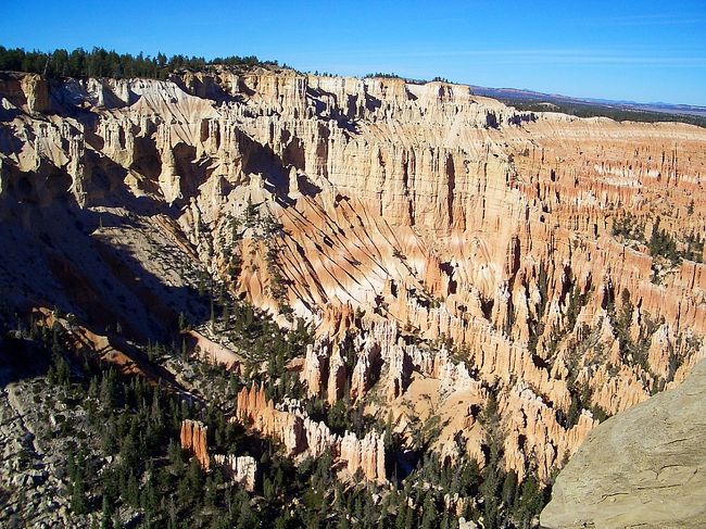 侵食作用が数千年続いてきた結果、なんとも奇妙かつ不安定な姿の岩々が何千も造り出されてました