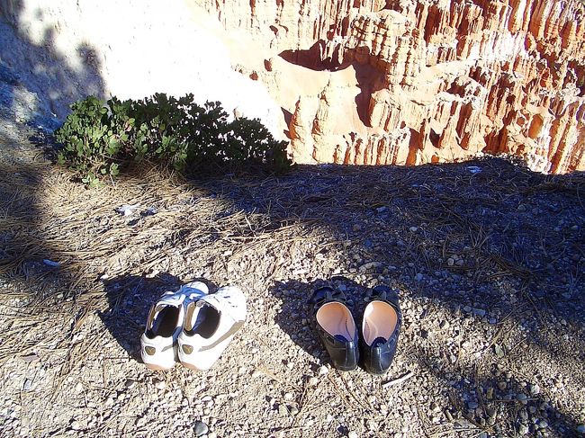 ガイドさんいわく・・・自殺の名所？らしいのでこんな感じで靴を脱いで写真を。。。