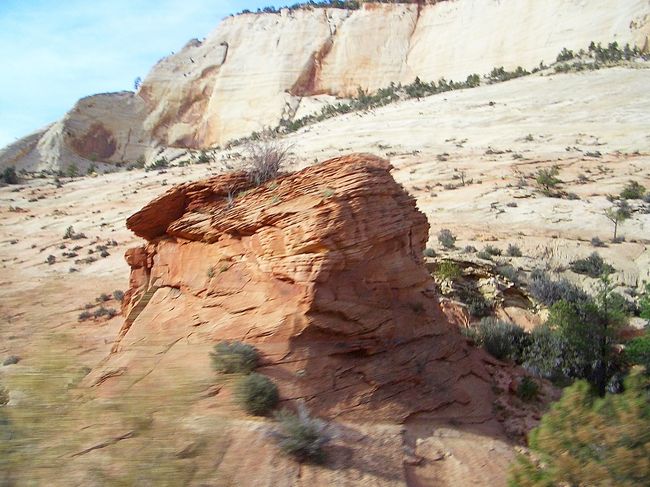 これも自然にできた岩？<br /><br /><br />押したらなんだか動きそう。。。そんなわけないかっ！