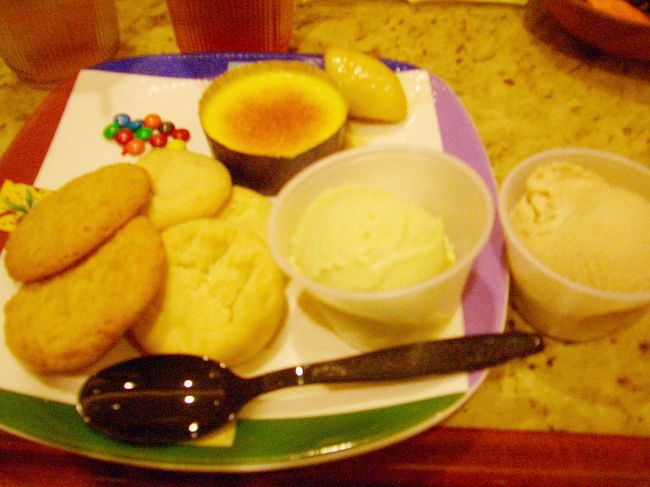 食後のデザート<br /><br /><br />ケーキは食べられないのでクッキーやアイスで大満足♪