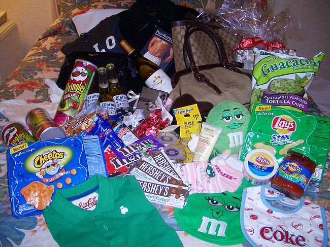 ラスベガスマジックにかかったかのように買物した勝利品（笑）<br /><br /><br />こんだけ買えばそりゃぁ〜重量オーバーするわ。。。<br /><br /><br />のちにチョコレート（←これ意外と重い）たちを引きずりながら手荷物で持って帰ることに。。。。