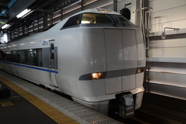 6：35名古屋発の新幹線で京都まで行き7：38発の福井行きのJR特急サンダーバードで福井まで行きます。この方法だと9：00に福井につけます。ただ指定券が名古屋のJRの自販機で買えなかった為京都で切符を買い足しました。で、この日は3連休の初日。指定券買えず。乗車率も高く福井まで車内の通路で立ってました。写真は9：00福井駅到着時のサンダーバード