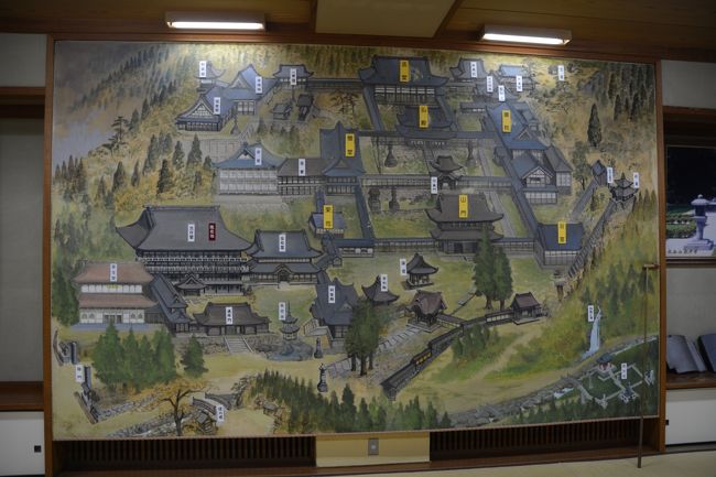 吉祥殿の大広間で僧侶の方による伽藍の説明をしていただきます。この説明が終わった後は各自で参拝路を廻ることになります。写真は修行僧が写らなければ何をとっても大丈夫との事。立ち入り禁止の表示のあるところには入らないようにとの事。これは当たり前ですね。参拝路は一方通行ではなく伽藍を時計回りでも反時計回りでもどっちから廻ってもいいそうです。仏教施設だと時計回りが一般だと思うのですがここは珍しいかも