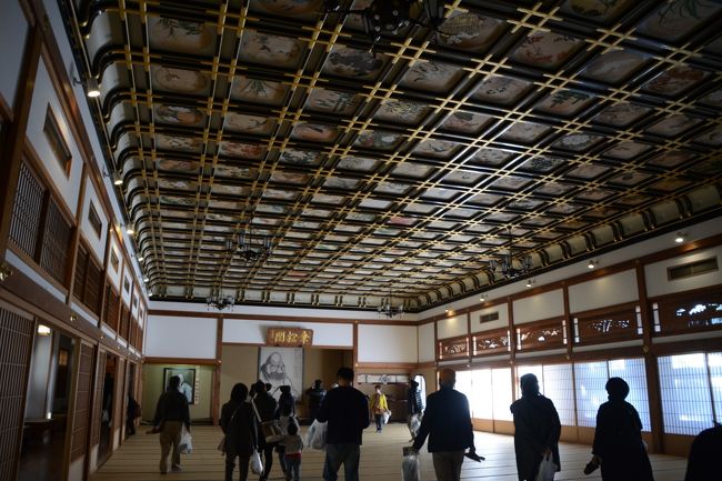 まず傘松閣に入ります。平成6年に改築された建物だそうです。天井画はさまざまな草花や鳥が描かれており綺麗でした