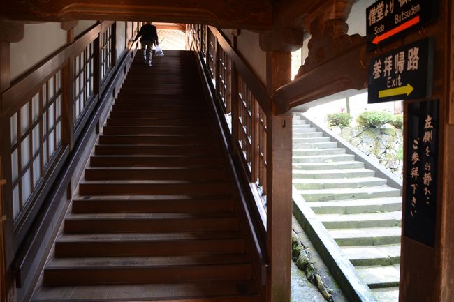 登り階段です。時計回りに廻ることにします。禅宗は生活上の行い全てが修行であるとの考えで食事も掃除も修行の一つとして大切に行われています。廊下の歩き方まで作法があります。只管打坐（ただ座っている）といったことを重視し、同じ禅宗の臨済宗のように公案（禅問答）重視ではないとの事（説法はやっているはずですが）生活重視の為、伽藍も禅宗の場合七堂伽藍といい、法堂（説法、法要）仏殿（本尊を祭る。金堂）僧堂（座禅、食事、就寝）大庫院（台所）浴室、東司（便所）山門の七つの建物が主要な構成となっています。古い仏教では仏舎利（仏陀の骨）を収めているとしている塔は禅宗ではそれほど重要視されていません