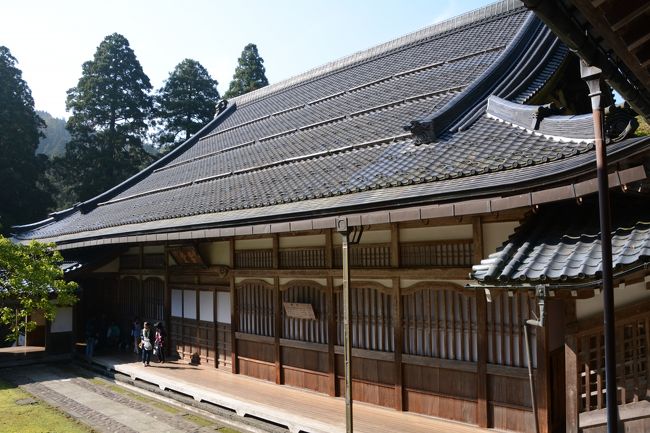 仏殿の前から僧堂を見ます