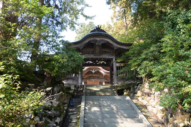 仏殿から法堂に進む階段横から見える承陽門です。この奥に僧堂宗の開祖、道元のお墓がある承陽殿があります。承陽殿はこの先横から廻れます