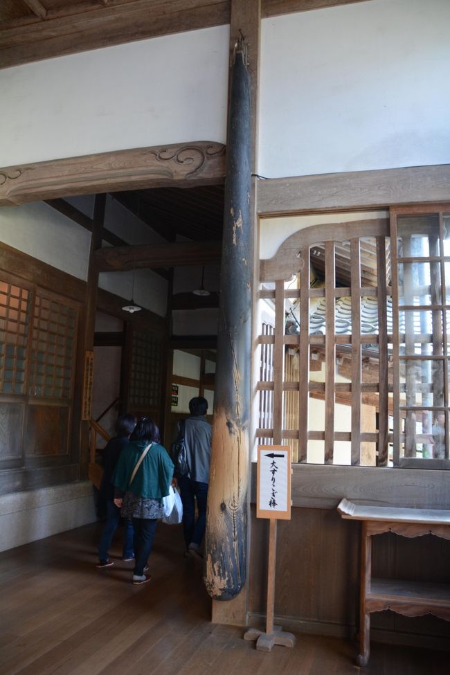 大庫院に掛けられている大すりこぎです。何でこんなもの作ったのでしょうか？