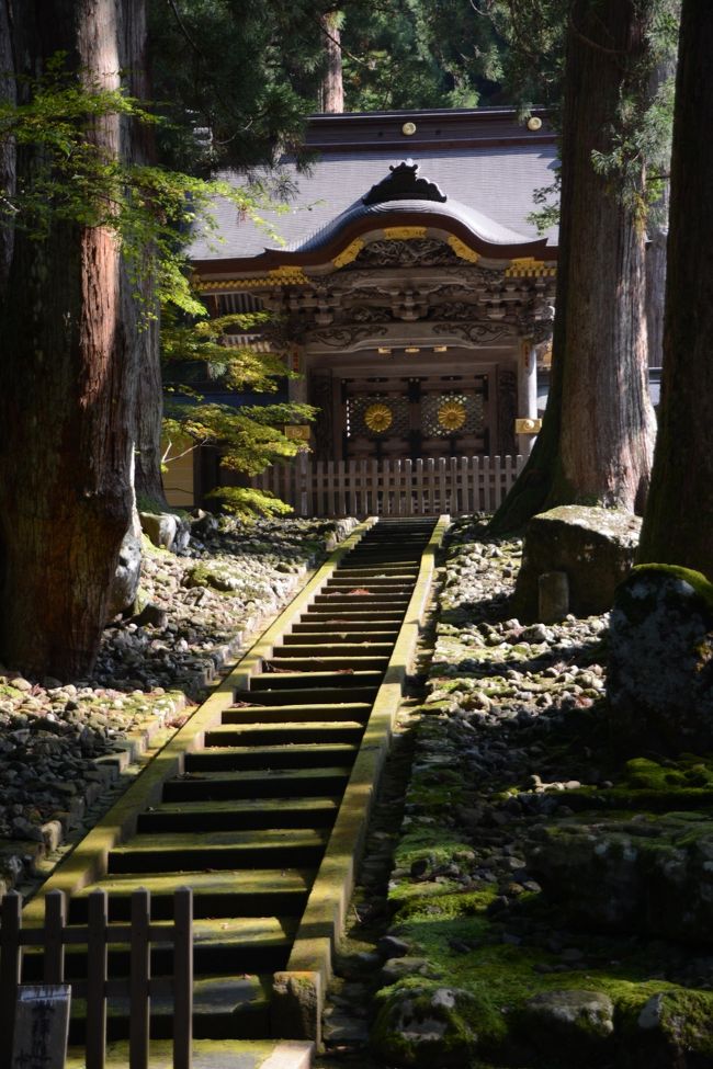 出口で瓦の寄付を募っていたのでお布施して外に出てきました。山門に向かう門です