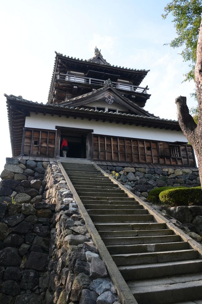 入場料を払い、天守閣に上ります。ここは天守閣以外は当時の建物が残ってないようでお城というより、なんか公園といった感じです