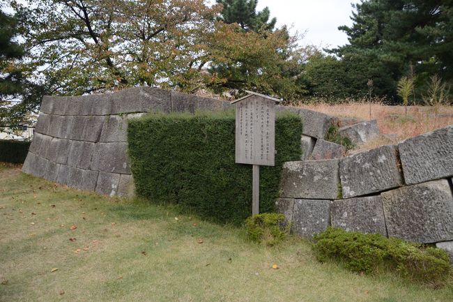 石垣の中、本丸内は現在は完全な官庁街になっていました。三の丸が官庁街というのはよく見ますが本丸ははじめて見た気がします。天守閣跡の石垣が残ってました