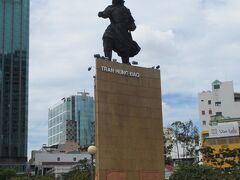 サイゴン川に面して立つ英雄チャンフンダオの像。