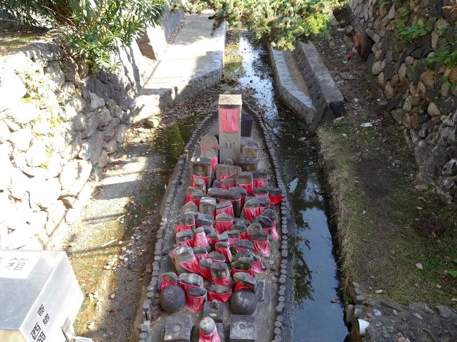 そして、ここからオフ会の始まりです。<br /><br />みんなでトコトコ歩きます。<br />奈良まち歩き...。<br /><br />これも神社か！？<br />面白い！