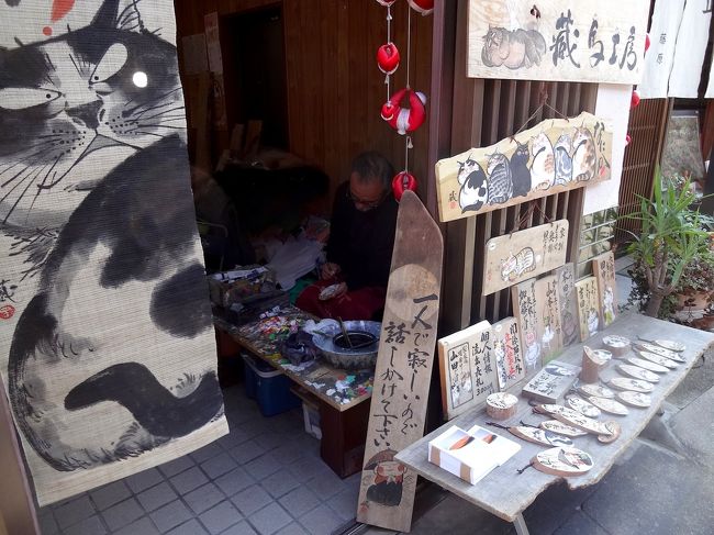 みんなが見てたのはコレでした♪<br /><br />木の板に猫の絵を書く職人さん。<br />「誰か、買ってや〜！」<br />とは、言ってない。