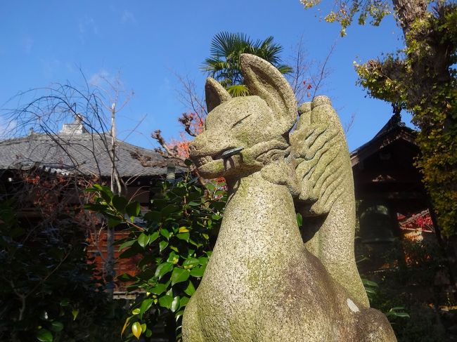 お稲荷さんもありました。<br /><br />何かをくわえています。