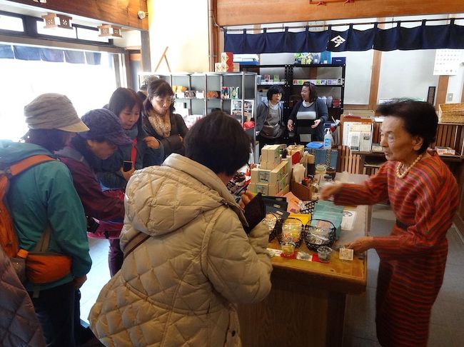 試食もありました。<br />甘さも控えめで美味しい...でもボクは買わず。<br />流石女性陣、甘いものには目がありません。