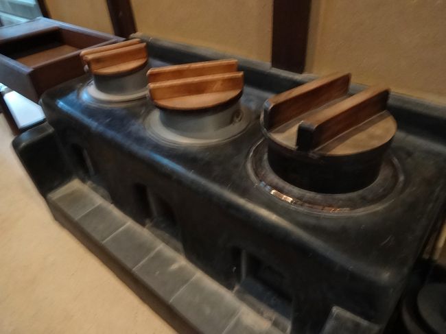 「おくどさん」。<br />手前から、ごはん、汁物、煮物の竈 (くど)だそうです。