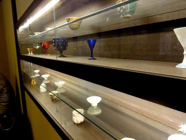 おちょこやぐい飲みの展示。