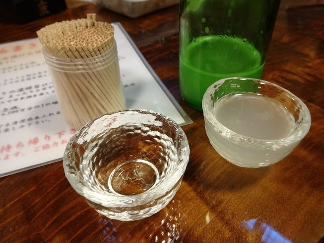 下戸なので飲めませんが、このガラスのおちょこを４００円で買って５種類の試飲が出来るそうです。<br />おつまみ用の奈良漬けの薫製は頂きました♪