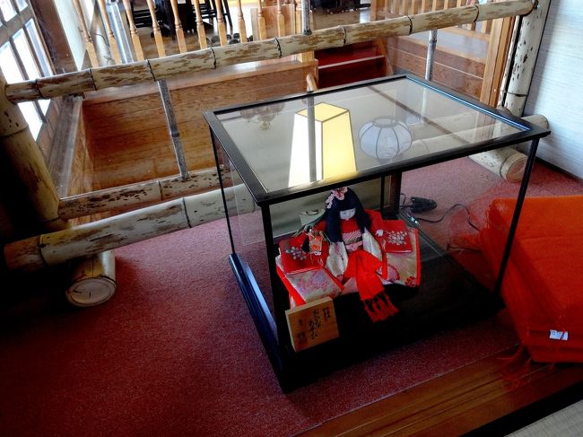 ２階の個室お座敷には、日本人形のお雛さんも置かれています。