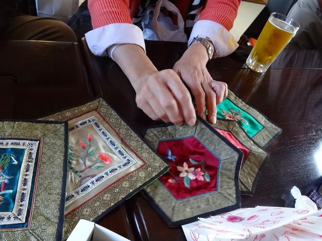 Kuritchiさんからは、中国土産。<br /><br />これ何やろ？<br />コースターにしてはデカ過ぎる...聞いておけばよかったけど...花瓶の台敷きでしょうか？