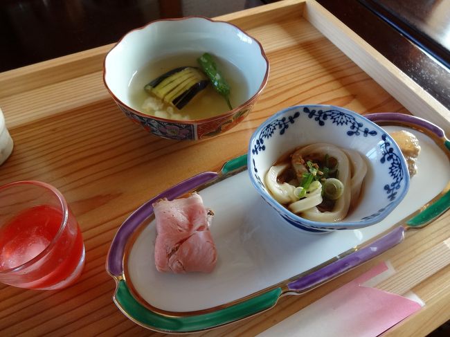 注文したのは,<br />お昼御膳（桜）...1,500円。<br /><br />まずは、おばんざい三種。<br />ラズベリーのお酢ジュース、茄子とししとうのあんかけ、肉の薫製、冷たいうどん、巨峰のあえもの。<br />どれも美味しい〜♪