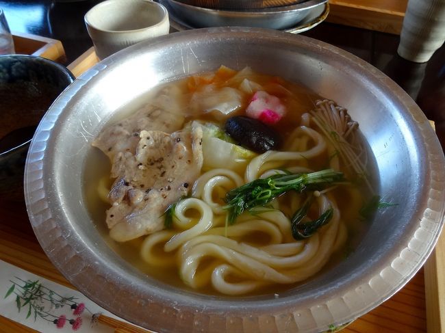 メインは、「名物の高畑うどん」か「かけうどん＋エリンギの天ぷら＋ごぼうごはん」のどちらかですが、ボクを含め7名は名物の高畑うどんを選択。<br /><br />コシもあり出汁も美味い！<br /><br />※写真を撮る前にお箸を突っ込んでしまって...。