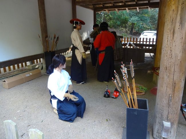 近くの建物で何かをやってます。<br />弓矢が置かれてるので試射でもするんでしょうか？