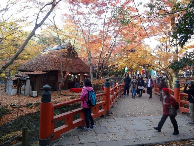 朱色に塗られた「水谷橋」。