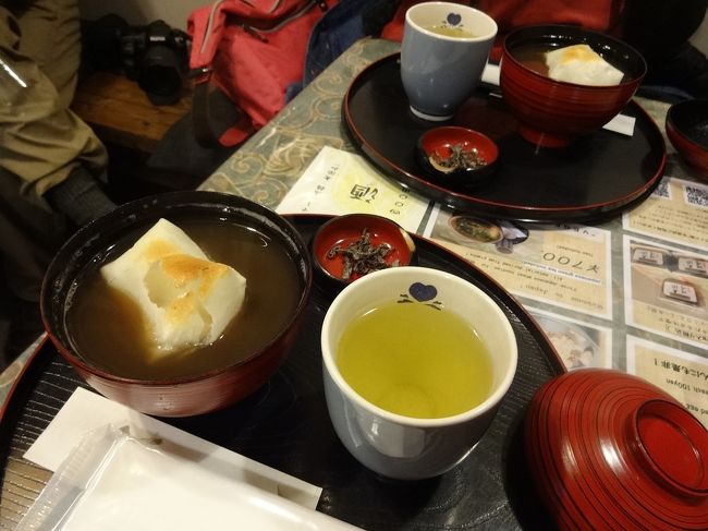 夕陽の時間までこの近くにあった茶屋に行くことにしました。<br />「チャ〜、しばきに行こう〜♪」なんて誰も言いません。<br /><br />ボクが頼んだのは、ぜんざいとお茶のセット。<br />焼き餅入りで、塩こぶが付いています...650円。<br />あんこ系は大好きです！