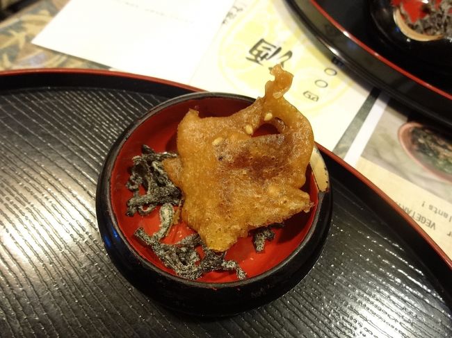 これ、誰のお土産やったかな〜？<br />ありがとうございます。<br /><br />香嵐渓のモミジの天ぷら？<br />コロモがほんのり甘くカリッとしてて美味しいです。<br /><br />30分程のお茶タイムも終わり、そろそろ二月堂に行くことにします。