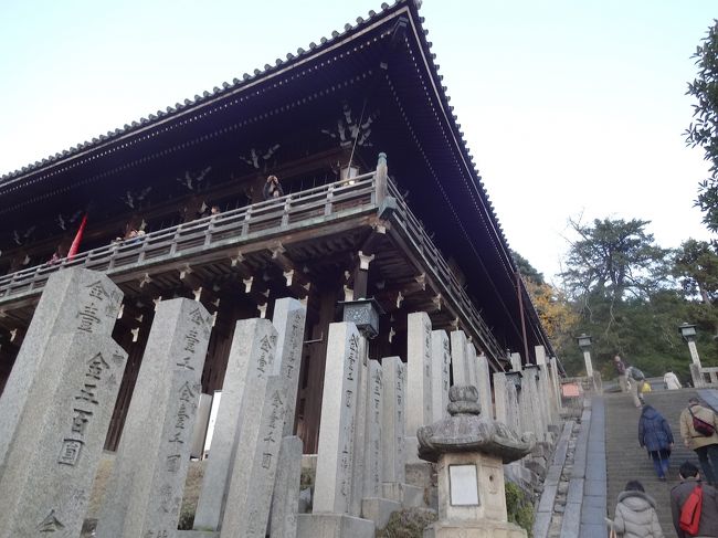 「東大寺二月堂」の舞台に登って行きましょう。