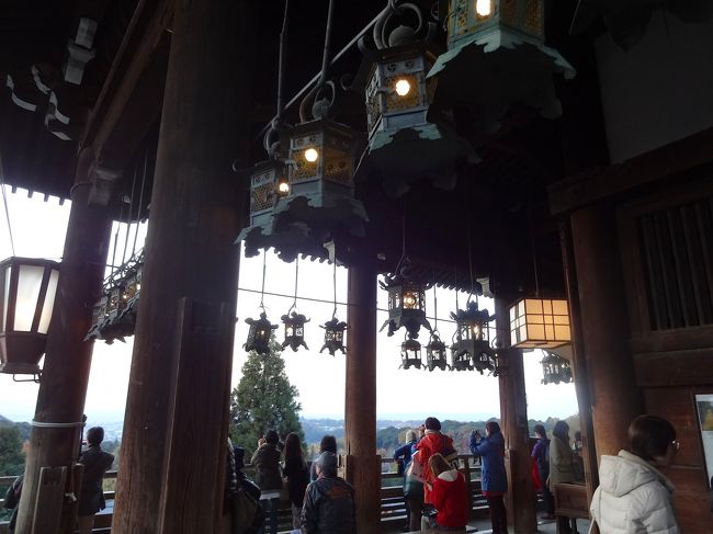 ここから見る夕陽が絶景とのことで、西の空を見てみます。