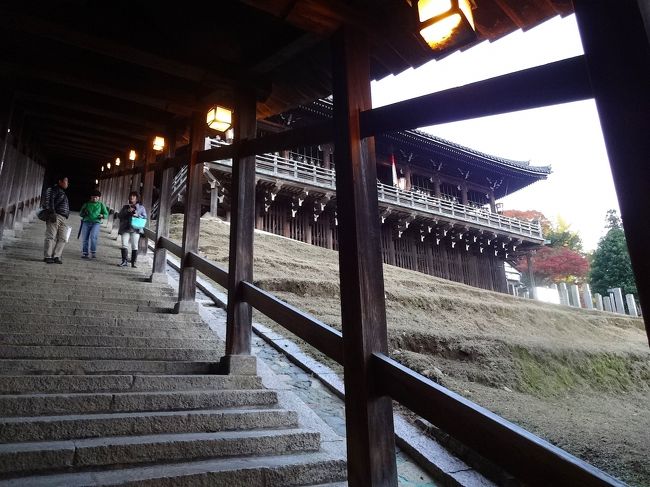 振り返る♪<br /><br />二月堂さん、さようなら〜♪