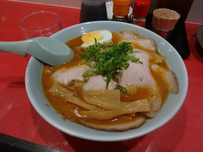名古屋では、塩チャーシューを頼むのですが、この時は、このお店のおススメ「スタミなラーメン味噌」の小にチャーシューのトッピングを注文。<br /><br />キムチなども入りピリ辛でまあまあ美味しいかったんですが、チャーシューに味がしみてなくて残念な味でした。<br /><br />名古屋の旭川ラーメン「梅光軒」の方が100倍美味い。<br />奈良市にも系列店があるので試して下さい。