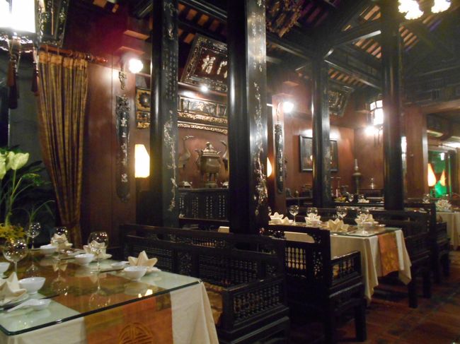 店内の様子です。<br /><br />中国風のようにも見えますが<br />おそらくグエン王朝風のようです。<br />中国の影響を受けているけれど、ベトナム風だと<br />お店のマネージャーらしきひとが言っていました。