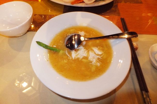 まずスープ。<br /><br />アスパラガスとカニのスープです。<br />とても、上品なお味でさらっと<br />あっというまにいただいちゃいました。