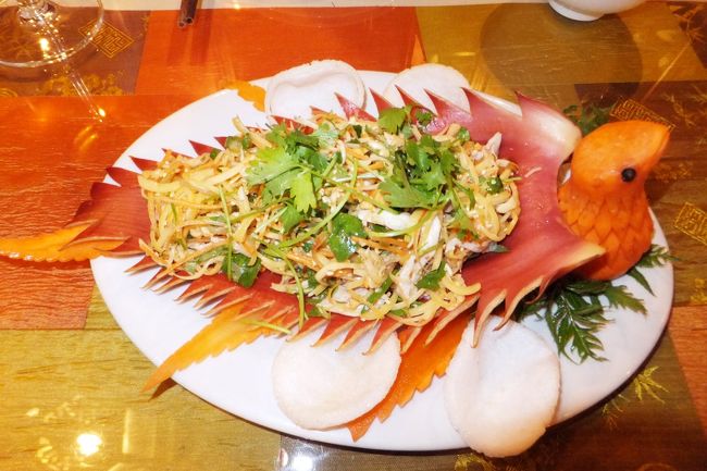 バナナの花とチキンのサラダです。<br />味付けは、甘酸っぱい感じで<br />チキンでも重く感じません。