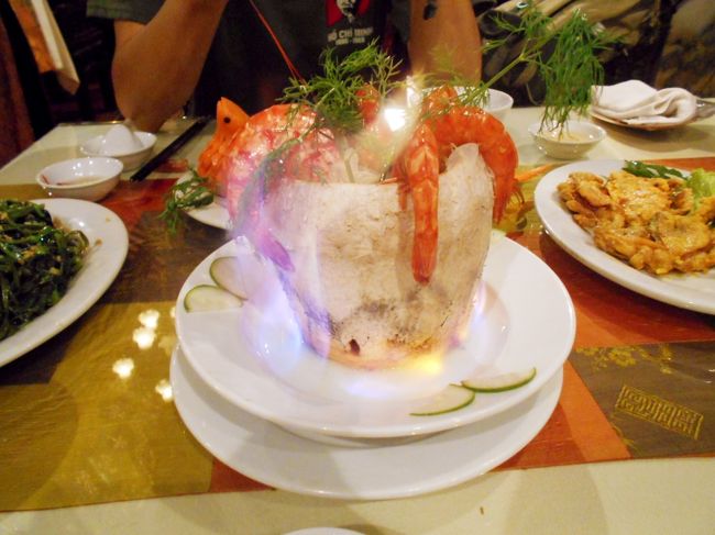 このお店の情報ソースでおすすめだとあったので<br />注文してみた「エビのココナッツジュース蒸し」です。<br /><br />ココナッツの中にはジュースのほかに<br />だしになるようなものが何か入っていたみたいですけど<br />ちゃんとは確認しませんでした。<br />ただただ、エビが甘くておいしかった〜♪