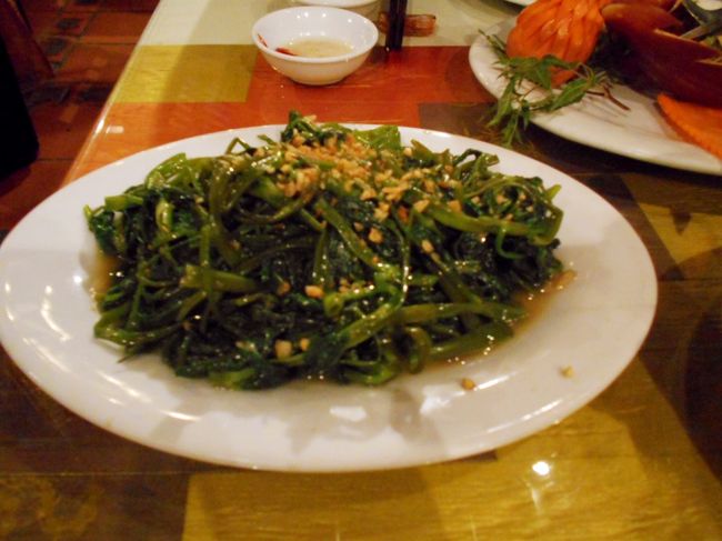 そこへやってきたのは<br />空芯菜の炒め物です。<br /><br />・・・が、今まで見たこともないほどのてんこもり！<br />全部、いただいちゃいました。<br />あんまりにんにくが効いていなかったから<br />パクパク食べられちゃったのかも。