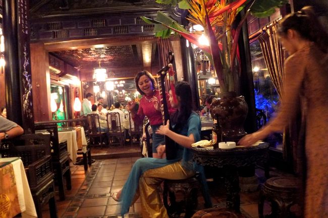 食事中、ダンバオという伝統楽器の演奏があったんですが<br />私たちの食事がそろそろ終わろうかな、というころに<br />違うテーブルのおばちゃんが、突然、ダンバオを伴奏に歌いだしました。<br />常連さんかしら？<br /><br />違うテーブルのおじさんたちもうたっていたので<br />ベトナムでは有名な歌なのかもしれません。