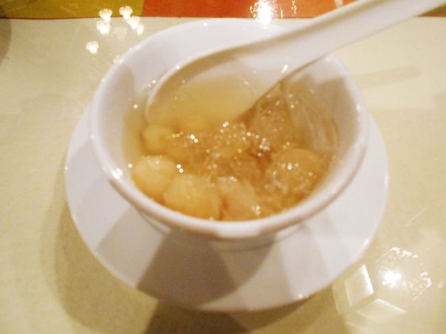 食事が終ったところで、<br />デザートはどうか？と聞かれたので<br />ここも、ベトナム料理のデザートの鉄板<br />ロンガンとハスの実のチェーをいただきました。<br /><br />さっぱりした甘さでおいしかったです。<br /><br />これ以外に、ビールを２本飲んで８０万ドンしませんでした。<br />４０００円くらいかな？<br />