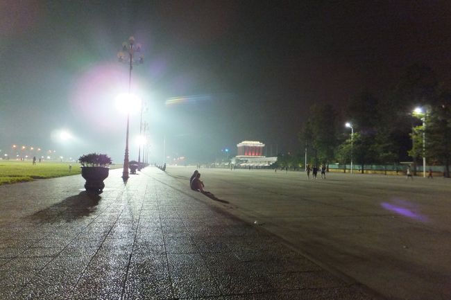 夕食を終えたので、<br />そのまま帰らずに、きれいにライトアップされていると聞いていた<br />ホーチミン廟のあるバー・ディン広場に来てみました。<br /><br />まるでナイターゲームでもできそうな<br />明るい照明です。<br /><br />