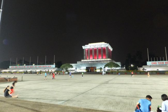 昼間の厳重な警戒ぶりはどこへやら。<br /><br />人々が公園にでも憩っているかのような気安さで<br />思い思いに集っています。