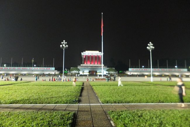 芝生のほうから見たホーチミン廟と<br />国旗掲揚塔。