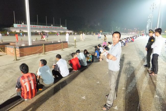 国旗掲揚塔を中心に<br />地元の人たちも腰をおろしてます。<br /><br />実は９時になると<br />国旗降納儀式が行われるので<br />それを待っているようです。<br /><br />まだ１時間くらいありましたが<br />私たちも待つことにしました。