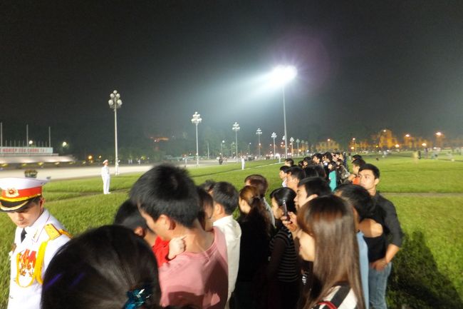 ２０時４５分<br />衛兵たちによって、広場を占領していた市民たちは<br />芝生のほうへと引き上げさせられました。<br />それも、ホーチミン廟のほうから数えて<br />３列目までの芝生エリアには残っていてはいけないようです。<br /><br />