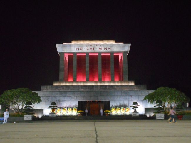 ホーチミン廟自体は、赤く浮かび上がっていて<br />いかにも共産国って感じ＾＾