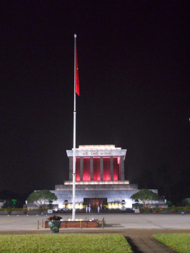 これから、この国旗が降ろされていきます。<br /><br />毎朝６時半（冬）に国旗掲揚儀式が行われ<br />毎晩９時に国旗降納儀式が行われているそうです。